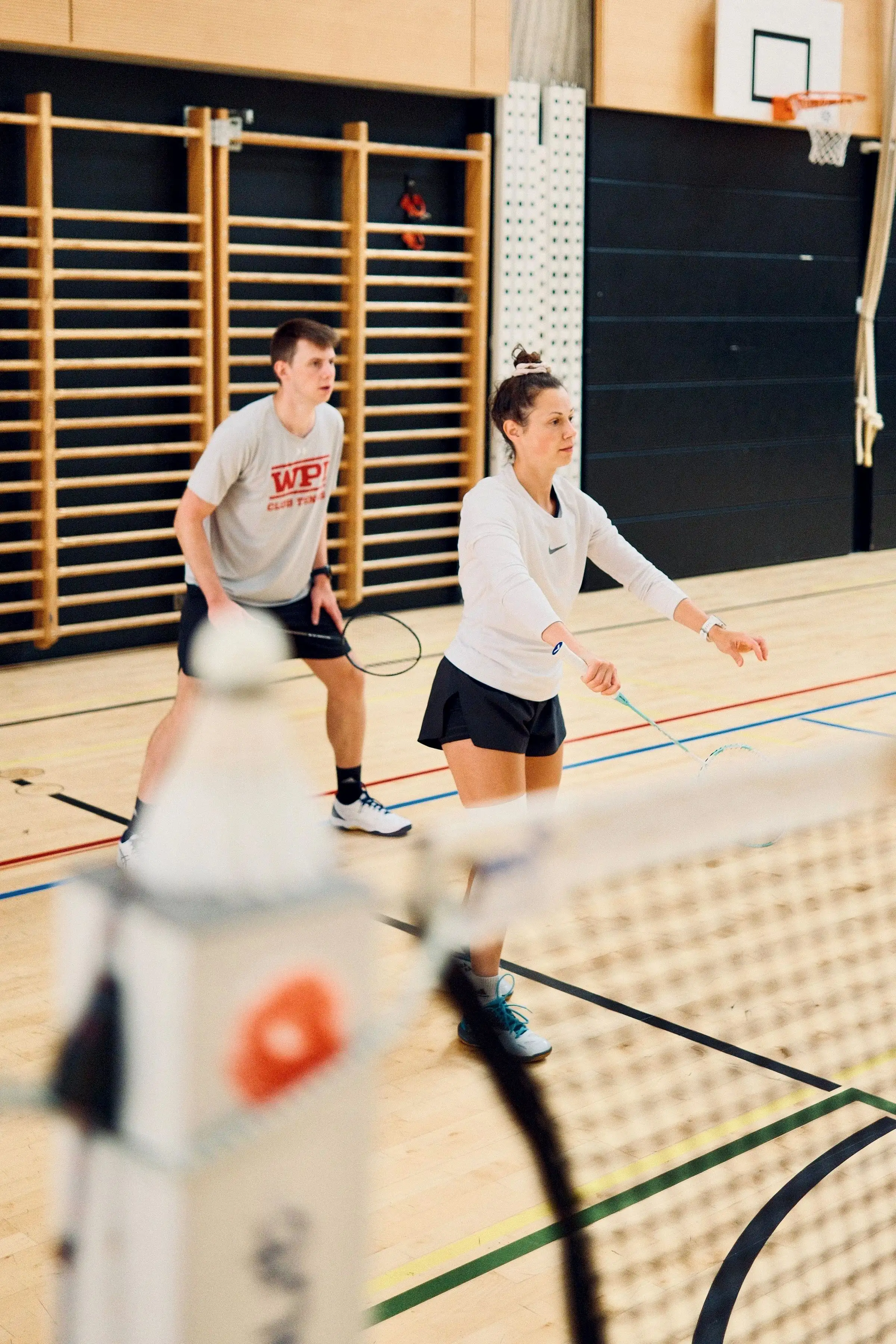 Mixed-Doppel im Training, eine Spielerin und ein Spieler warten am Netz auf den Aufschlag